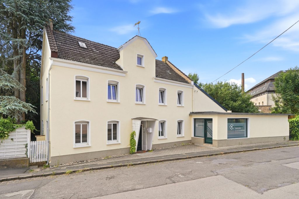 Gütelhöfer Immobilien - Immobilienangebot - Euskirchen / Kuchenheim - Alle - Historisches Wohnhaus mit Charakter, Garten und einzigartiger Lage direkt am idyllischen Bachlauf