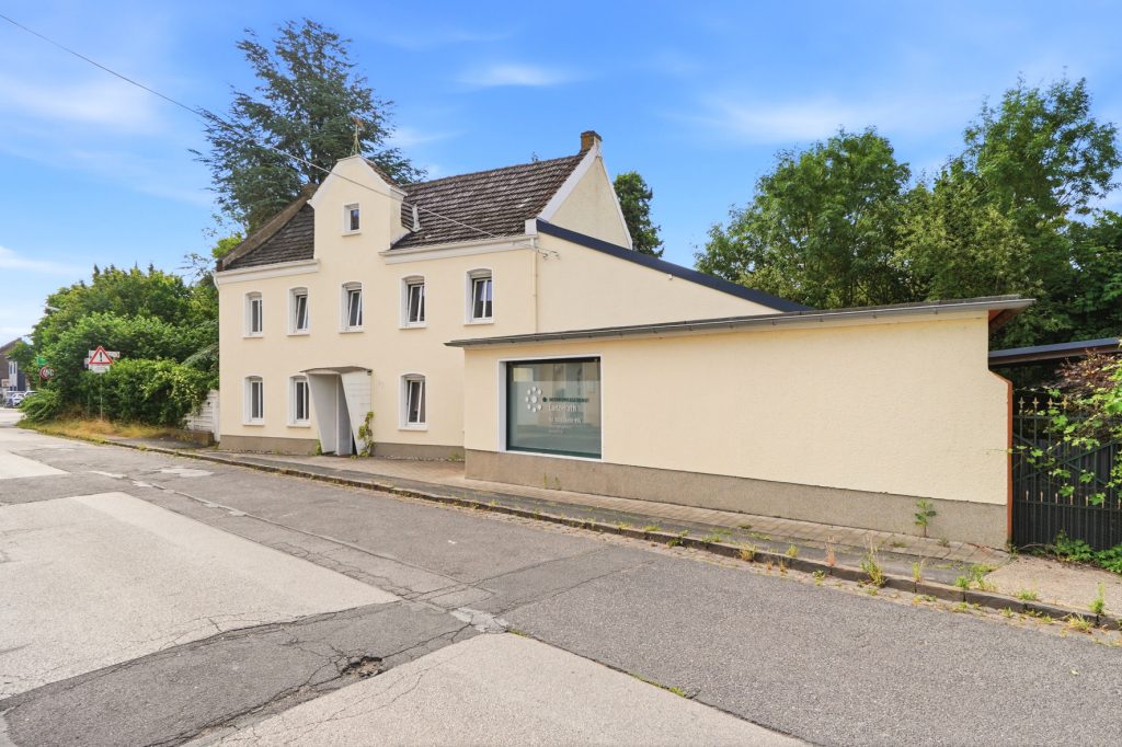 Gütelhöfer Immobilien - Immobilienangebot - Euskirchen / Kuchenheim - Alle - Historisches Wohnhaus mit Charakter, Garten und einzigartiger Lage direkt am idyllischen Bachlauf