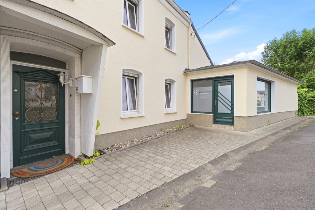 Gütelhöfer Immobilien - Immobilienangebot - Euskirchen / Kuchenheim - Alle - Historisches Wohnhaus mit Charakter, Garten und einzigartiger Lage direkt am idyllischen Bachlauf
