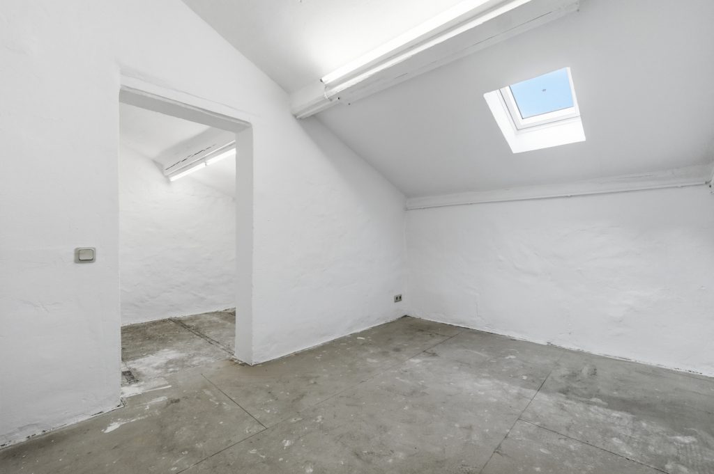 Gütelhöfer Immobilien - Immobilienangebot - Euskirchen / Kuchenheim - Alle - Historisches Wohnhaus mit Charakter, Garten und einzigartiger Lage direkt am idyllischen Bachlauf