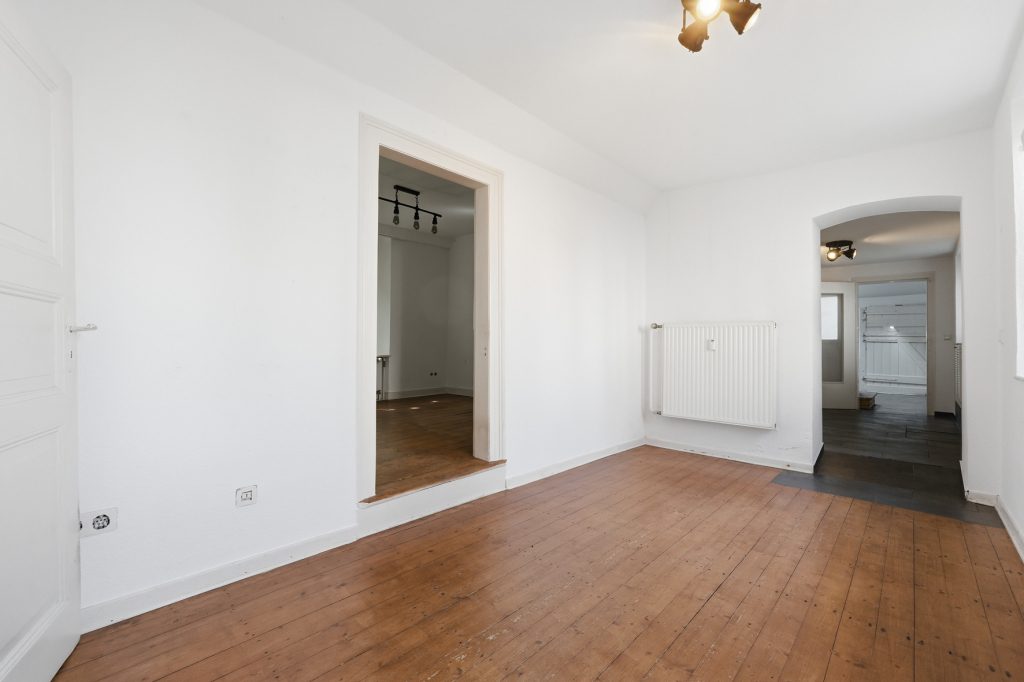 Gütelhöfer Immobilien - Immobilienangebot - Euskirchen / Kuchenheim - Alle - Historisches Wohnhaus mit Charakter, Garten und einzigartiger Lage direkt am idyllischen Bachlauf