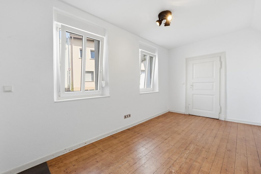 Gütelhöfer Immobilien - Immobilienangebot - Euskirchen / Kuchenheim - Alle - Historisches Wohnhaus mit Charakter, Garten und einzigartiger Lage direkt am idyllischen Bachlauf
