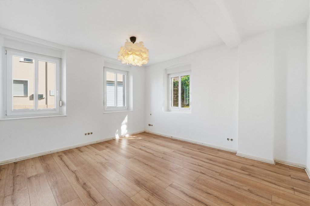 Gütelhöfer Immobilien - Immobilienangebot - Euskirchen / Kuchenheim - Alle - Historisches Wohnhaus mit Charakter, Garten und einzigartiger Lage direkt am idyllischen Bachlauf