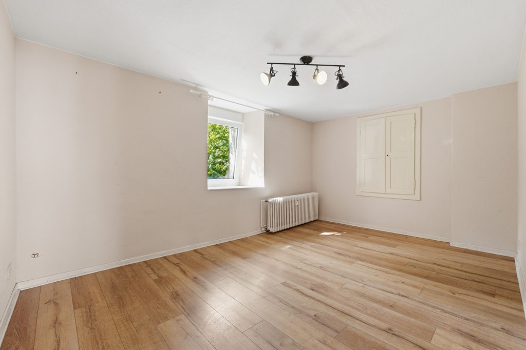 Gütelhöfer Immobilien - Immobilienangebot - Euskirchen / Kuchenheim - Alle - Historisches Wohnhaus mit Charakter, Garten und einzigartiger Lage direkt am idyllischen Bachlauf