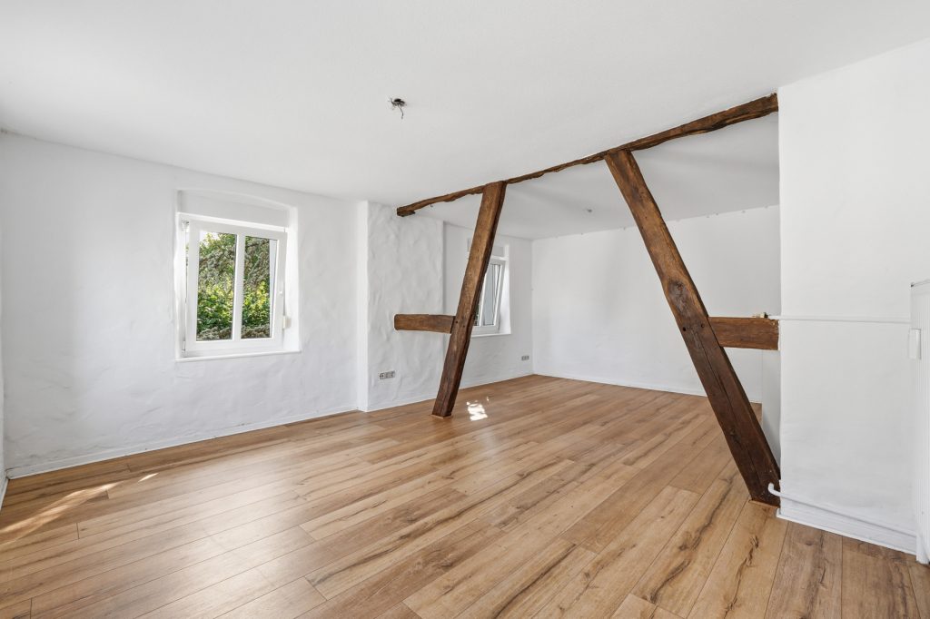 Gütelhöfer Immobilien - Immobilienangebot - Euskirchen / Kuchenheim - Alle - Historisches Wohnhaus mit Charakter, Garten und einzigartiger Lage direkt am idyllischen Bachlauf