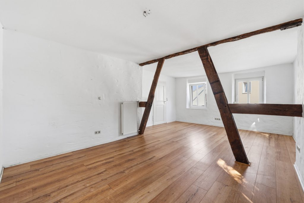 Gütelhöfer Immobilien - Immobilienangebot - Euskirchen / Kuchenheim - Alle - Historisches Wohnhaus mit Charakter, Garten und einzigartiger Lage direkt am idyllischen Bachlauf