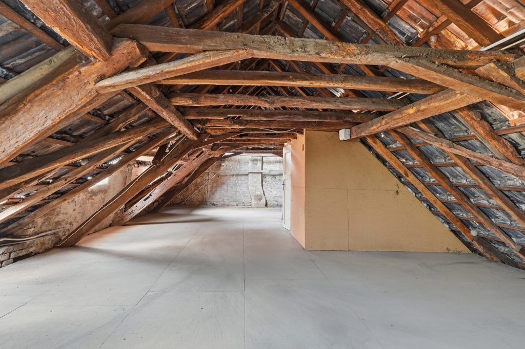 Gütelhöfer Immobilien - Immobilienangebot - Euskirchen / Kuchenheim - Alle - Historisches Wohnhaus mit Charakter, Garten und einzigartiger Lage direkt am idyllischen Bachlauf