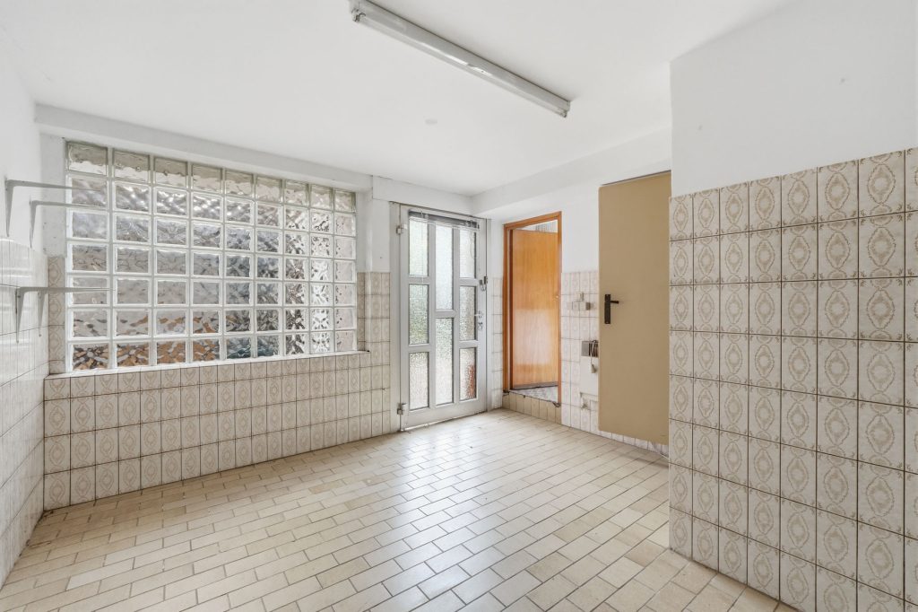 Gütelhöfer Immobilien - Immobilienangebot - Bornheim / Roisdorf - Alle - Handwerklich begabt? Einfamilienhaus mit viel Potenzial und Garage auf 944m² Grund in Roisdorf