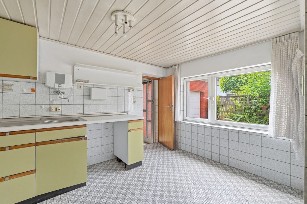 Gütelhöfer Immobilien - Immobilienangebot - Bornheim / Roisdorf - Alle - Handwerklich begabt? Einfamilienhaus mit viel Potenzial und Garage auf 944m² Grund in Roisdorf
