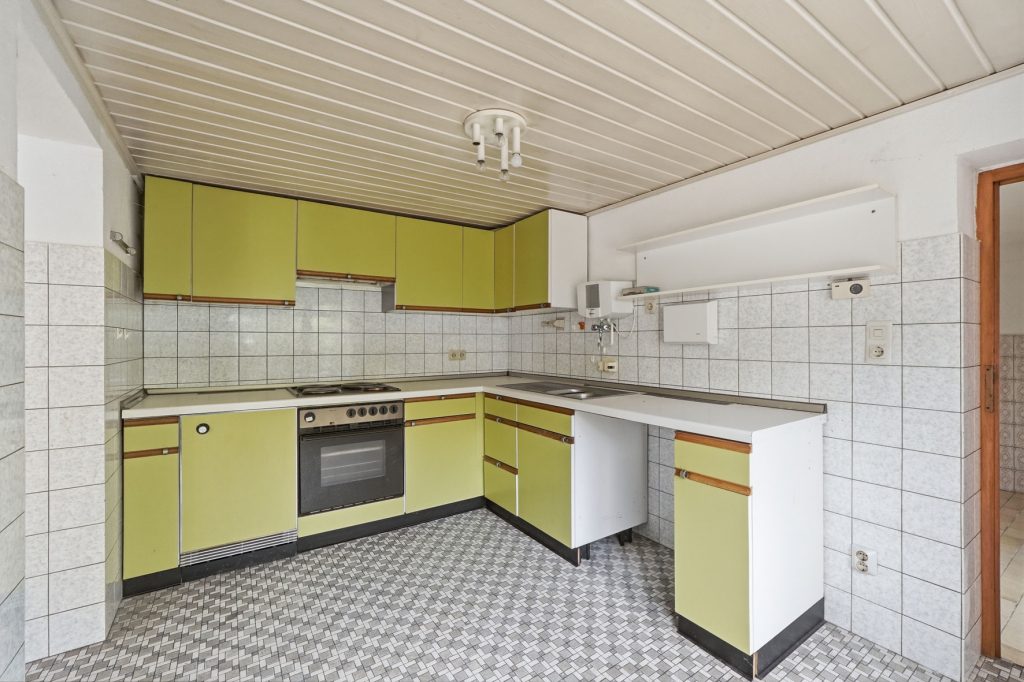 Gütelhöfer Immobilien - Immobilienangebot - Bornheim / Roisdorf - Alle - Handwerklich begabt? Einfamilienhaus mit viel Potenzial und Garage auf 944m² Grund in Roisdorf
