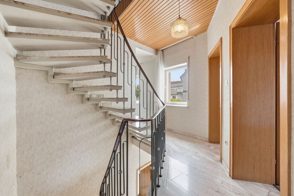 Gütelhöfer Immobilien - Immobilienangebot - Bornheim / Roisdorf - Alle - Handwerklich begabt? Einfamilienhaus mit viel Potenzial und Garage auf 944m² Grund in Roisdorf