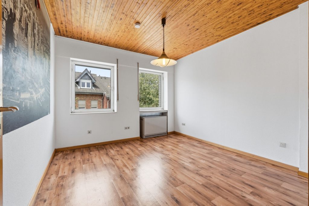Gütelhöfer Immobilien - Immobilienangebot - Bornheim / Roisdorf - Alle - Handwerklich begabt? Einfamilienhaus mit viel Potenzial und Garage auf 944m² Grund in Roisdorf