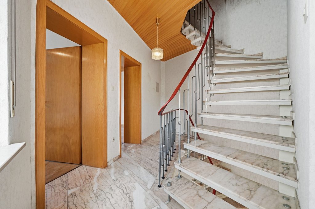 Gütelhöfer Immobilien - Immobilienangebot - Bornheim / Roisdorf - Alle - Handwerklich begabt? Einfamilienhaus mit viel Potenzial und Garage auf 944m² Grund in Roisdorf