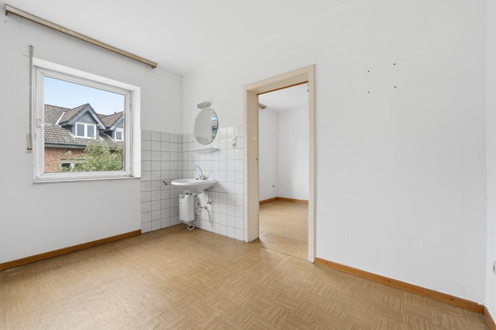 Gütelhöfer Immobilien - Immobilienangebot - Bornheim / Roisdorf - Alle - Handwerklich begabt? Einfamilienhaus mit viel Potenzial und Garage auf 944m² Grund in Roisdorf