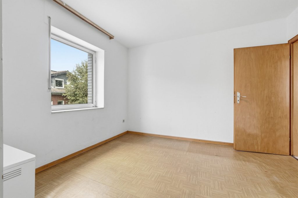 Gütelhöfer Immobilien - Immobilienangebot - Bornheim / Roisdorf - Alle - Handwerklich begabt? Einfamilienhaus mit viel Potenzial und Garage auf 944m² Grund in Roisdorf
