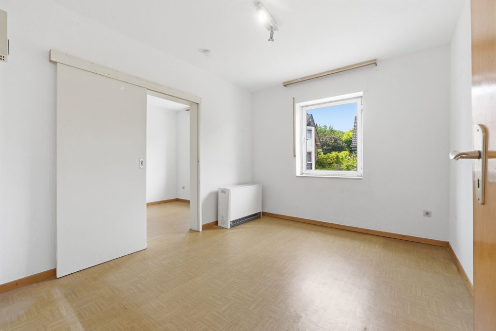 Gütelhöfer Immobilien - Immobilienangebot - Bornheim / Roisdorf - Alle - Handwerklich begabt? Einfamilienhaus mit viel Potenzial und Garage auf 944m² Grund in Roisdorf