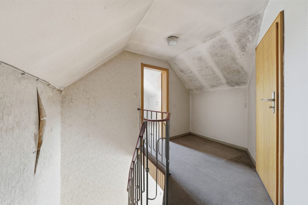 Gütelhöfer Immobilien - Immobilienangebot - Bornheim / Roisdorf - Alle - Handwerklich begabt? Einfamilienhaus mit viel Potenzial und Garage auf 944m² Grund in Roisdorf
