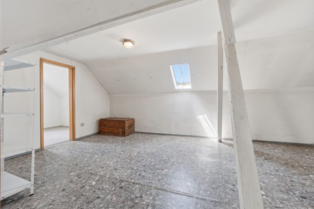 Gütelhöfer Immobilien - Immobilienangebot - Bornheim / Roisdorf - Alle - Handwerklich begabt? Einfamilienhaus mit viel Potenzial und Garage auf 944m² Grund in Roisdorf