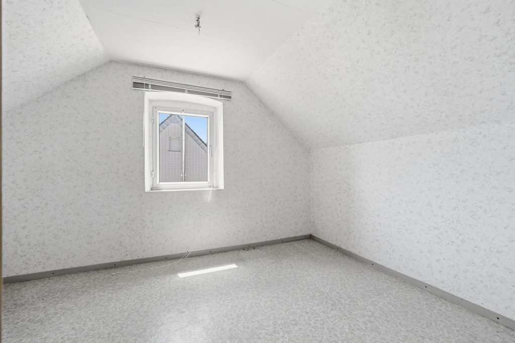 Gütelhöfer Immobilien - Immobilienangebot - Bornheim / Roisdorf - Alle - Handwerklich begabt? Einfamilienhaus mit viel Potenzial und Garage auf 944m² Grund in Roisdorf