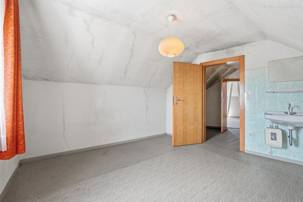 Gütelhöfer Immobilien - Immobilienangebot - Bornheim / Roisdorf - Alle - Handwerklich begabt? Einfamilienhaus mit viel Potenzial und Garage auf 944m² Grund in Roisdorf