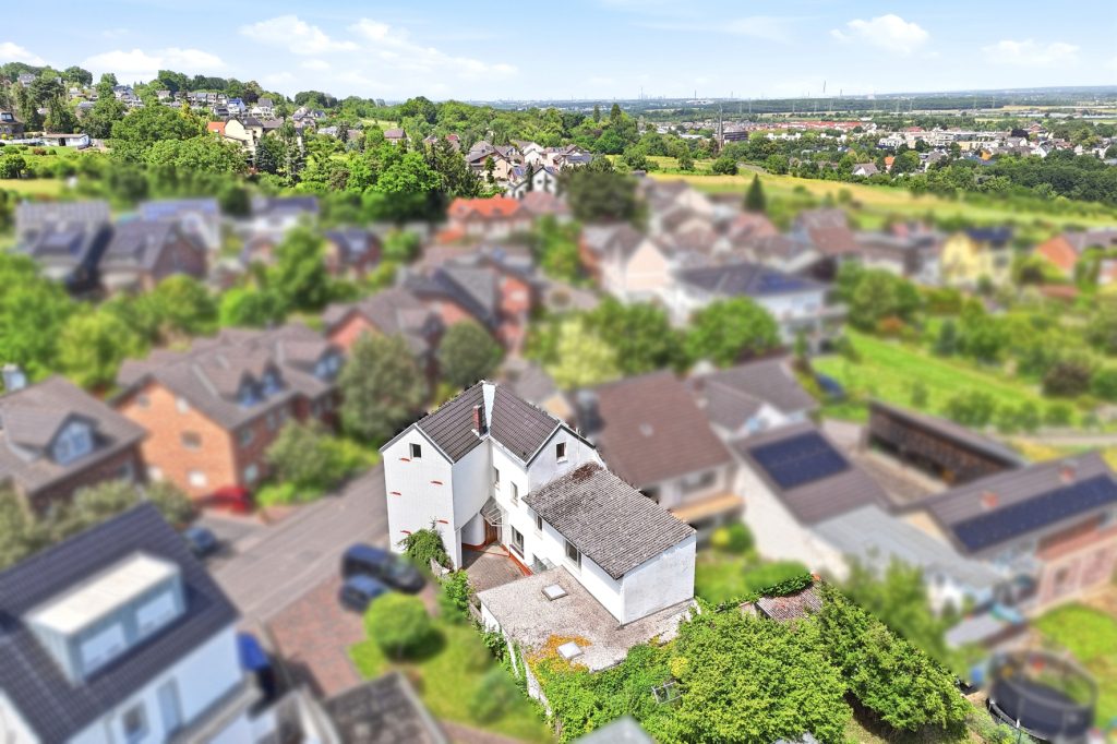 Gütelhöfer Immobilien - Immobilienangebot - Bornheim / Roisdorf - Alle - Handwerklich begabt? Einfamilienhaus mit viel Potenzial und Garage auf 944m² Grund in Roisdorf
