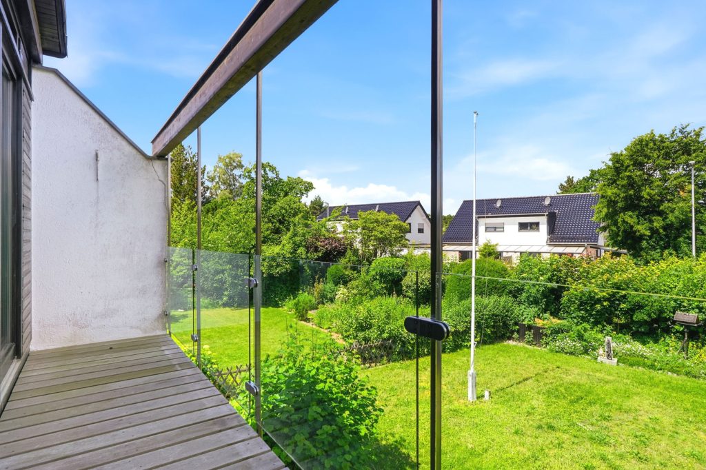 Gütelhöfer Immobilien - Immobilienangebot - Meckenheim / Merl - Alle - Lichtdurchfluteter Split-Level-Wohntraum mit PV Anlage, zwei Terrassen, offenem Kamin und Garage