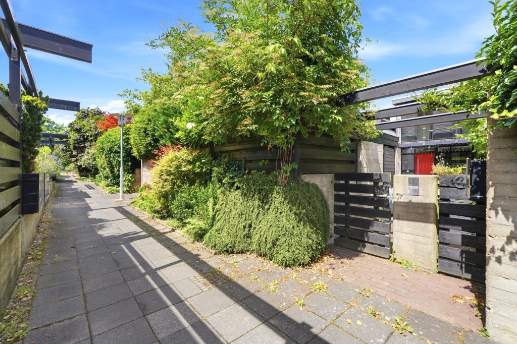 Gütelhöfer Immobilien - Immobilienangebot - Meckenheim / Merl - Alle - Lichtdurchfluteter Split-Level-Wohntraum mit PV Anlage, zwei Terrassen, offenem Kamin und Garage
