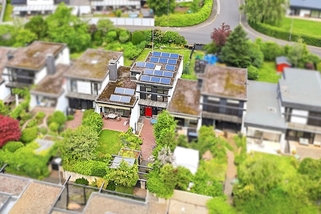 Gütelhöfer Immobilien - Immobilienangebot - Meckenheim / Merl - Alle - Lichtdurchfluteter Split-Level-Wohntraum mit PV Anlage, zwei Terrassen, offenem Kamin und Garage