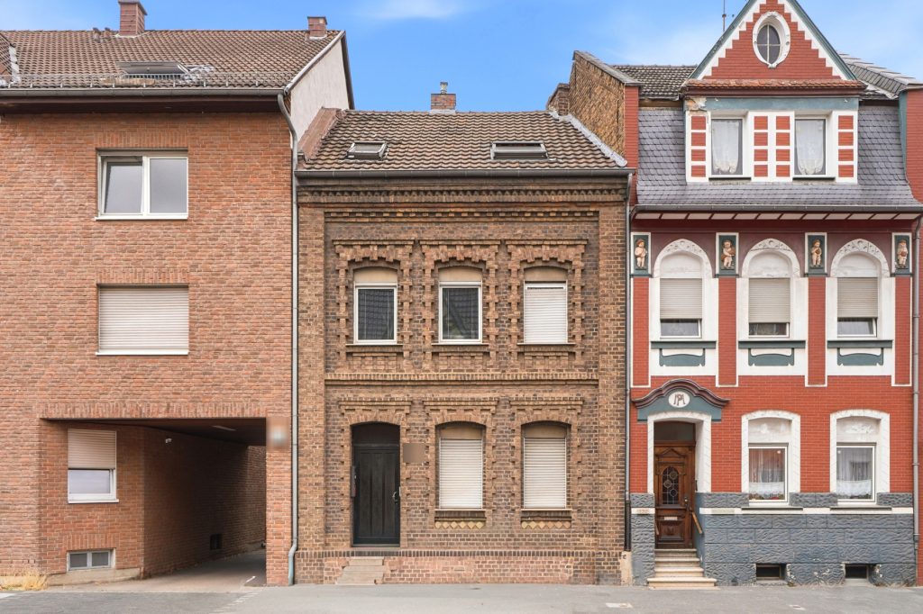 Gütelhöfer Immobilien - Immobilienangebot - Euskirchen - Alle - Seltene Kapitalanlage mit Entwicklungspotential! Zweifamilienhaus mit 27 vermieteten Garagen