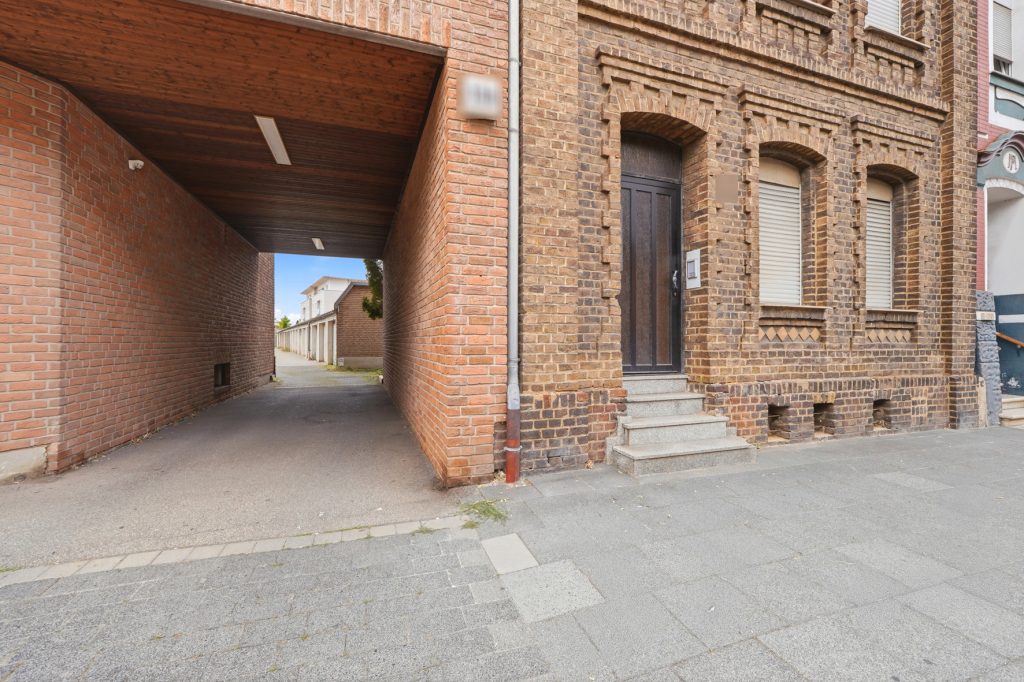 Gütelhöfer Immobilien - Immobilienangebot - Euskirchen - Alle - Seltene Kapitalanlage mit Entwicklungspotential! Zweifamilienhaus mit 27 vermieteten Garagen