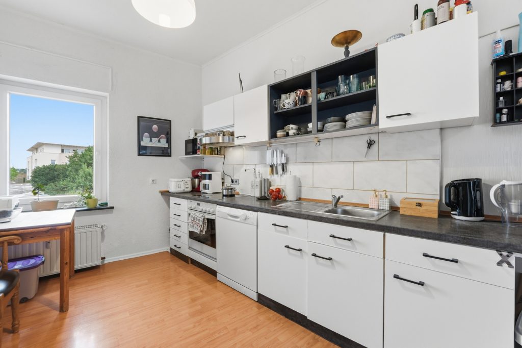 Gütelhöfer Immobilien - Immobilienangebot - Euskirchen - Alle - Seltene Kapitalanlage mit Entwicklungspotential! Zweifamilienhaus mit 27 vermieteten Garagen