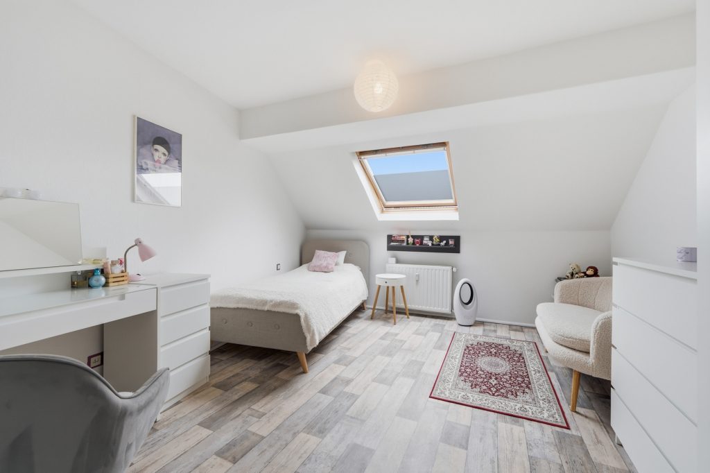 Gütelhöfer Immobilien - Immobilienangebot - Euskirchen - Alle - Seltene Kapitalanlage mit Entwicklungspotential! Zweifamilienhaus mit 27 vermieteten Garagen