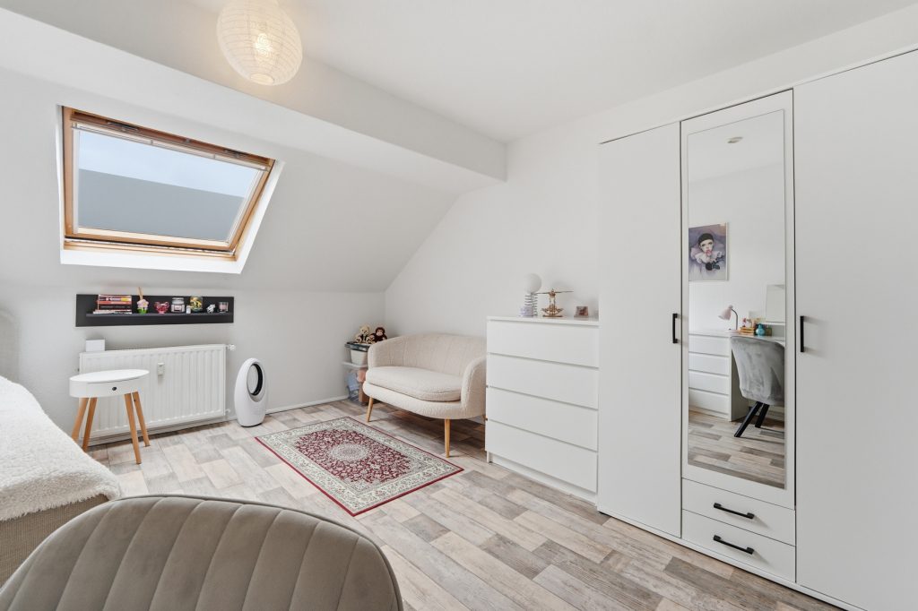Gütelhöfer Immobilien - Immobilienangebot - Euskirchen - Alle - Seltene Kapitalanlage mit Entwicklungspotential! Zweifamilienhaus mit 27 vermieteten Garagen