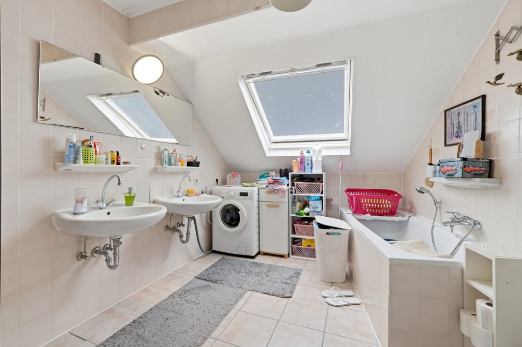 Gütelhöfer Immobilien - Immobilienangebot - Euskirchen - Alle - Seltene Kapitalanlage mit Entwicklungspotential! Zweifamilienhaus mit 27 vermieteten Garagen