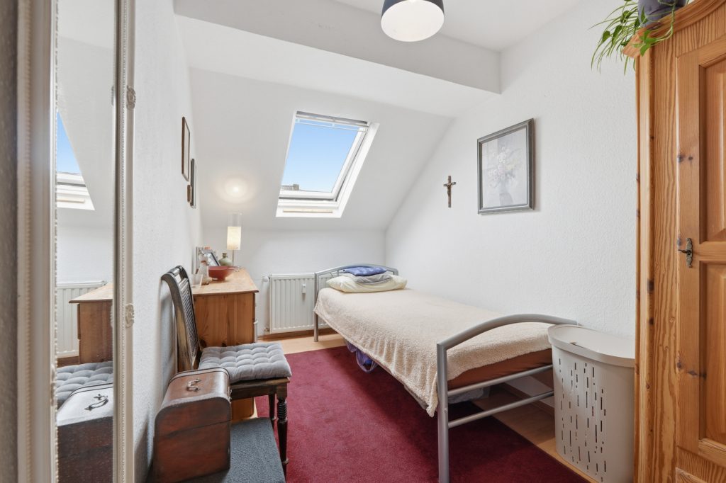 Gütelhöfer Immobilien - Immobilienangebot - Euskirchen - Alle - Seltene Kapitalanlage mit Entwicklungspotential! Zweifamilienhaus mit 27 vermieteten Garagen