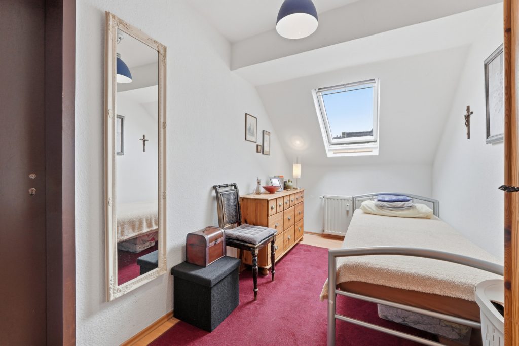 Gütelhöfer Immobilien - Immobilienangebot - Euskirchen - Alle - Seltene Kapitalanlage mit Entwicklungspotential! Zweifamilienhaus mit 27 vermieteten Garagen