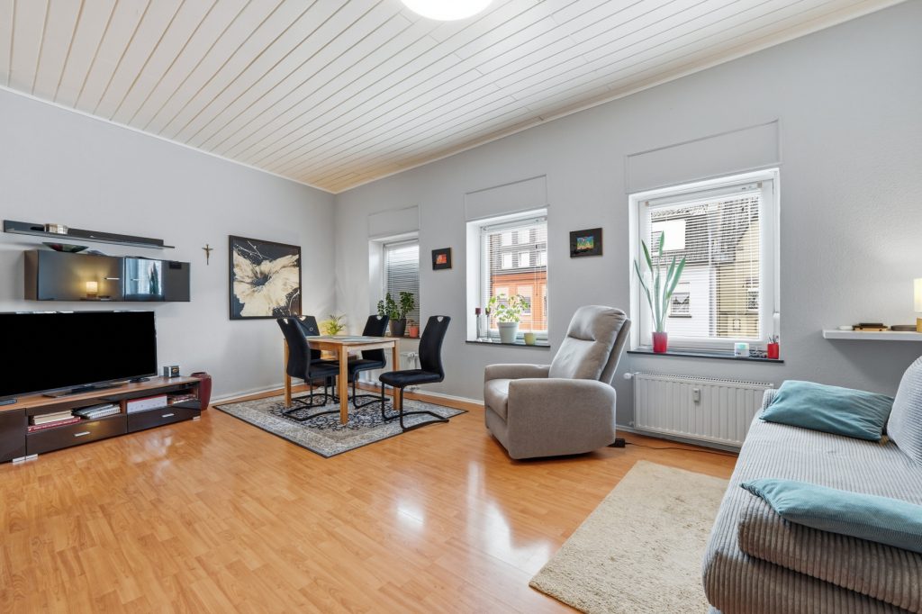 Gütelhöfer Immobilien - Immobilienangebot - Euskirchen - Alle - Seltene Kapitalanlage mit Entwicklungspotential! Zweifamilienhaus mit 27 vermieteten Garagen