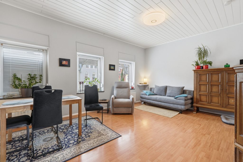 Gütelhöfer Immobilien - Immobilienangebot - Euskirchen - Alle - Seltene Kapitalanlage mit Entwicklungspotential! Zweifamilienhaus mit 27 vermieteten Garagen