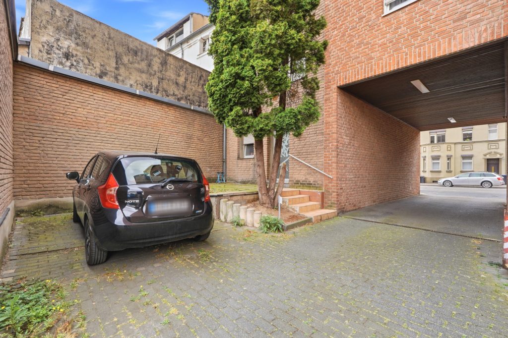 Gütelhöfer Immobilien - Immobilienangebot - Euskirchen - Alle - Seltene Kapitalanlage mit Entwicklungspotential! Zweifamilienhaus mit 27 vermieteten Garagen
