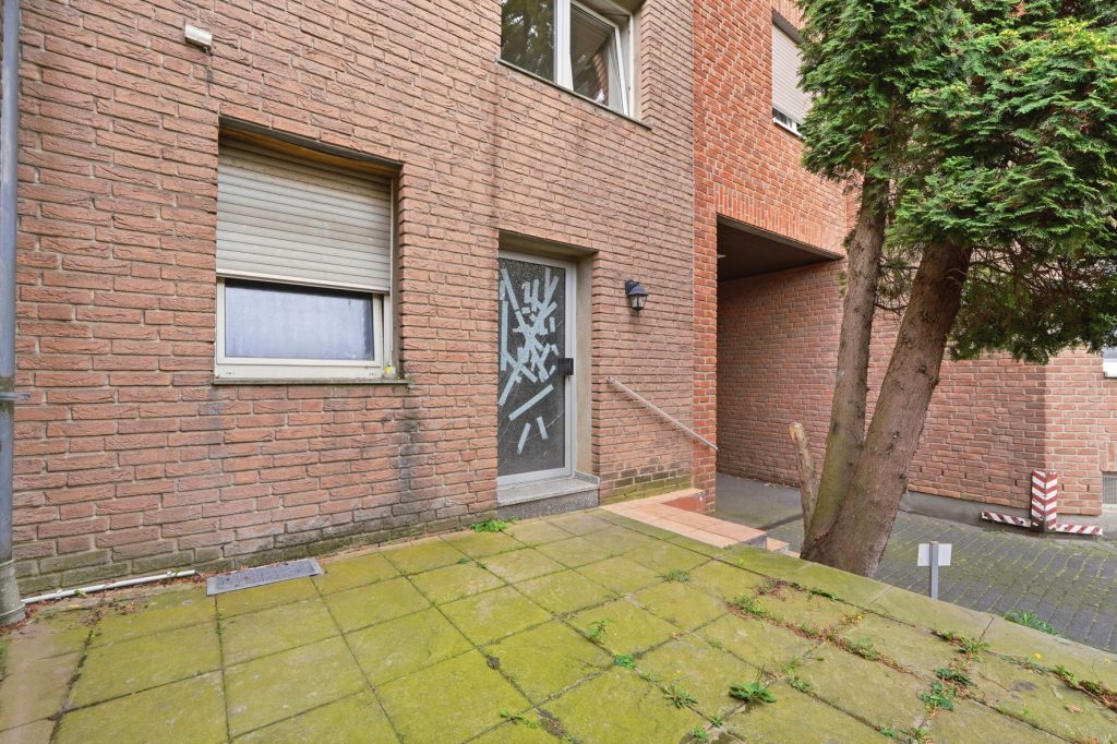 Gütelhöfer Immobilien - Immobilienangebot - Euskirchen - Alle - Seltene Kapitalanlage mit Entwicklungspotential! Zweifamilienhaus mit 27 vermieteten Garagen