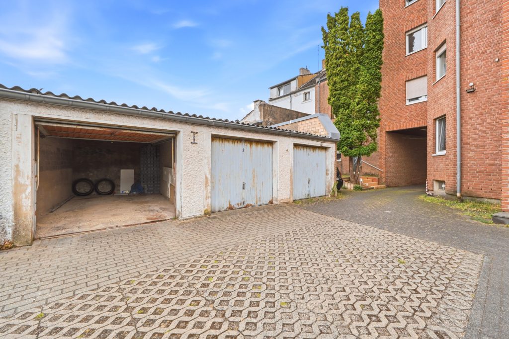 Gütelhöfer Immobilien - Immobilienangebot - Euskirchen - Alle - Seltene Kapitalanlage mit Entwicklungspotential! Zweifamilienhaus mit 27 vermieteten Garagen