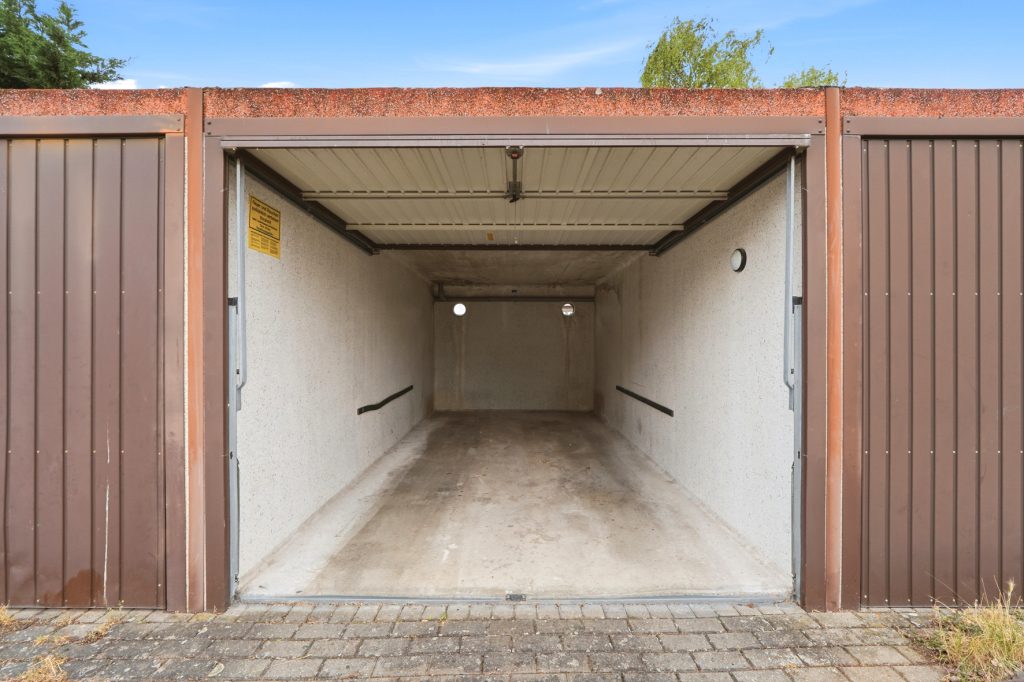 Gütelhöfer Immobilien - Immobilienangebot - Euskirchen - Alle - Seltene Kapitalanlage mit Entwicklungspotential! Zweifamilienhaus mit 27 vermieteten Garagen
