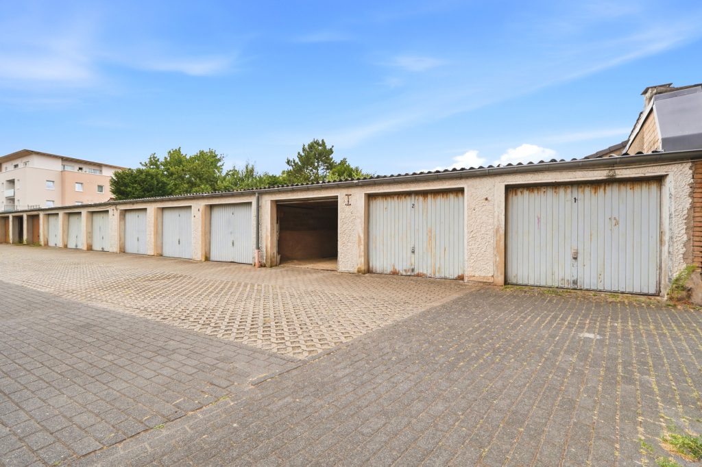 Gütelhöfer Immobilien - Immobilienangebot - Euskirchen - Alle - Seltene Kapitalanlage mit Entwicklungspotential! Zweifamilienhaus mit 27 vermieteten Garagen