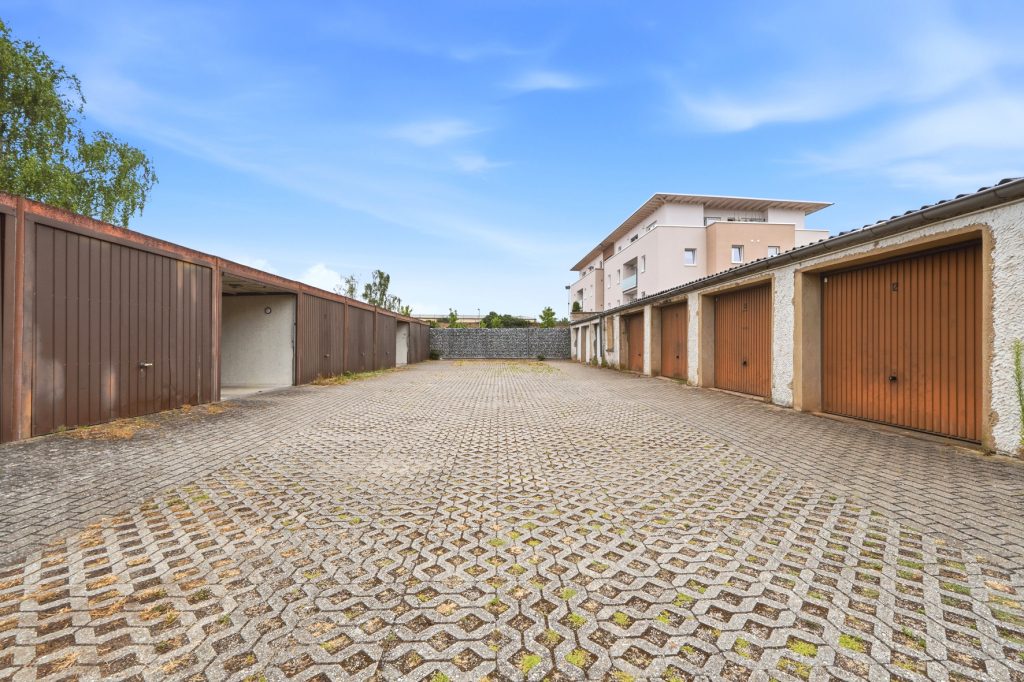 Gütelhöfer Immobilien - Immobilienangebot - Euskirchen - Alle - Seltene Kapitalanlage mit Entwicklungspotential! Zweifamilienhaus mit 27 vermieteten Garagen
