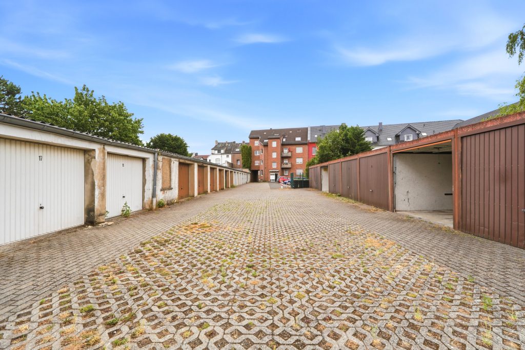 Gütelhöfer Immobilien - Immobilienangebot - Euskirchen - Alle - Seltene Kapitalanlage mit Entwicklungspotential! Zweifamilienhaus mit 27 vermieteten Garagen