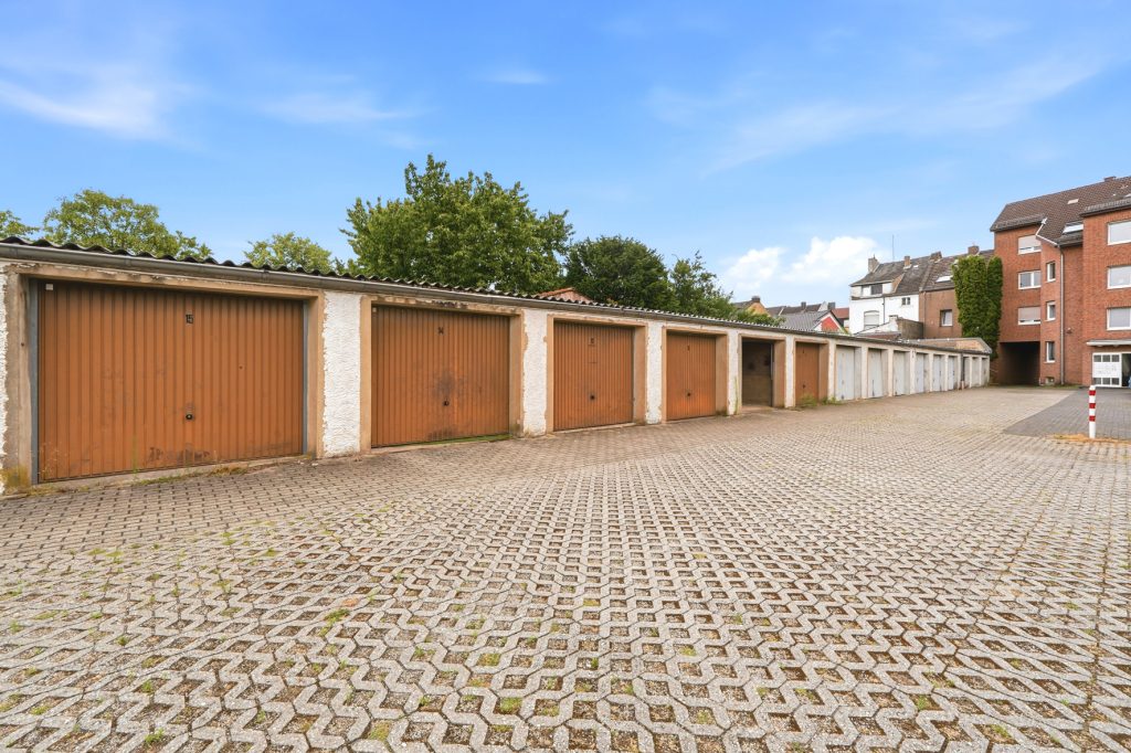 Gütelhöfer Immobilien - Immobilienangebot - Euskirchen - Alle - Seltene Kapitalanlage mit Entwicklungspotential! Zweifamilienhaus mit 27 vermieteten Garagen