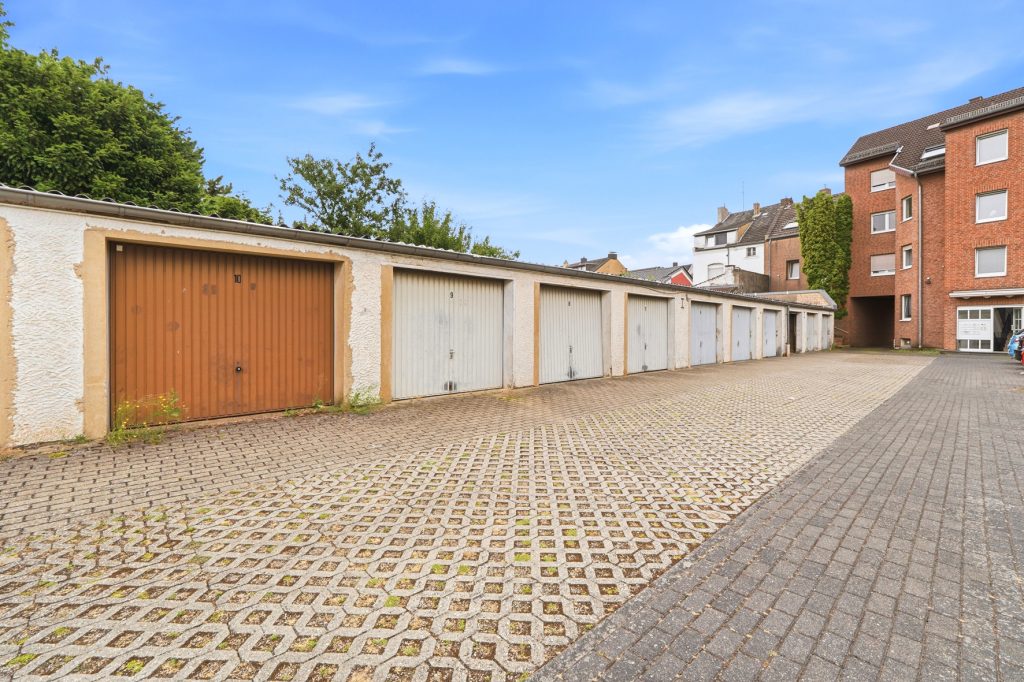 Gütelhöfer Immobilien - Immobilienangebot - Euskirchen - Alle - Seltene Kapitalanlage mit Entwicklungspotential! Zweifamilienhaus mit 27 vermieteten Garagen