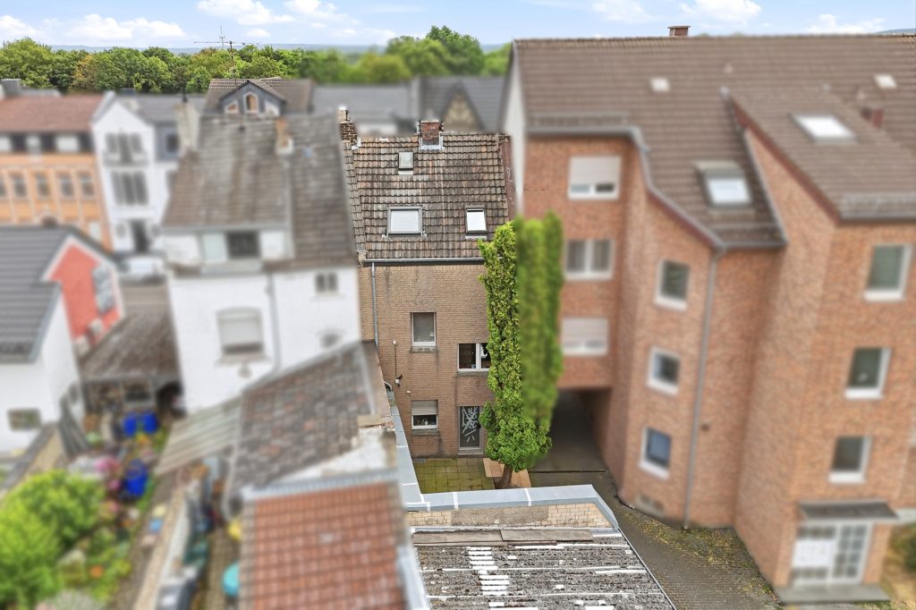 Gütelhöfer Immobilien - Immobilienangebot - Euskirchen - Alle - Seltene Kapitalanlage mit Entwicklungspotential! Zweifamilienhaus mit 27 vermieteten Garagen