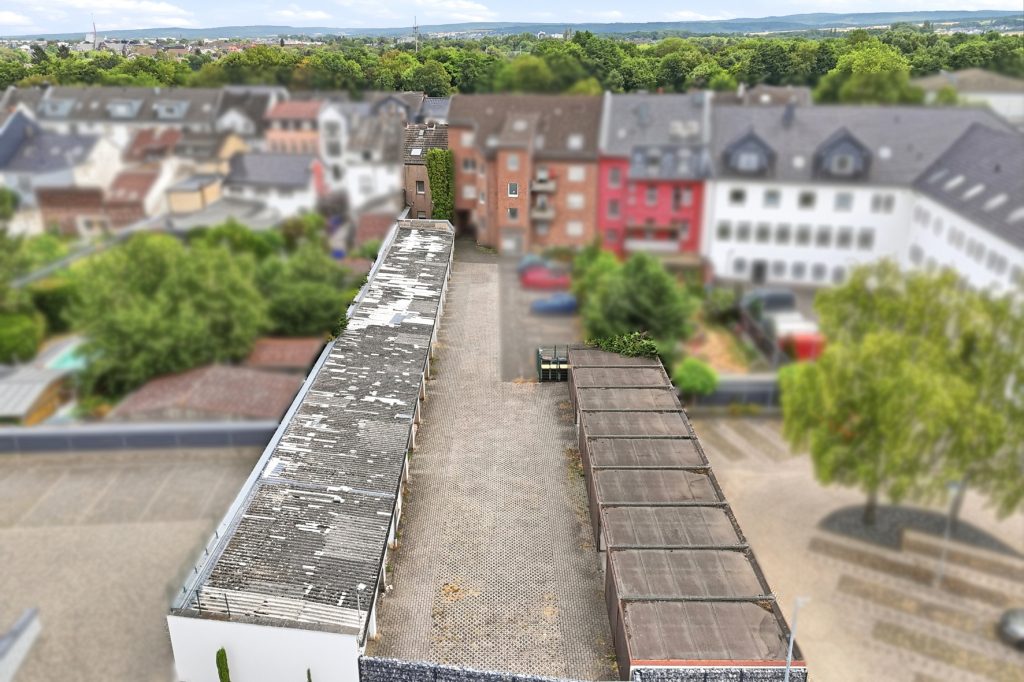 Gütelhöfer Immobilien - Immobilienangebot - Euskirchen - Alle - Seltene Kapitalanlage mit Entwicklungspotential! Zweifamilienhaus mit 27 vermieteten Garagen