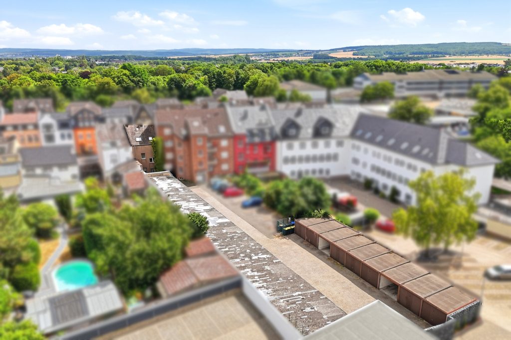 Gütelhöfer Immobilien - Immobilienangebot - Euskirchen - Alle - Seltene Kapitalanlage mit Entwicklungspotential! Zweifamilienhaus mit 27 vermieteten Garagen